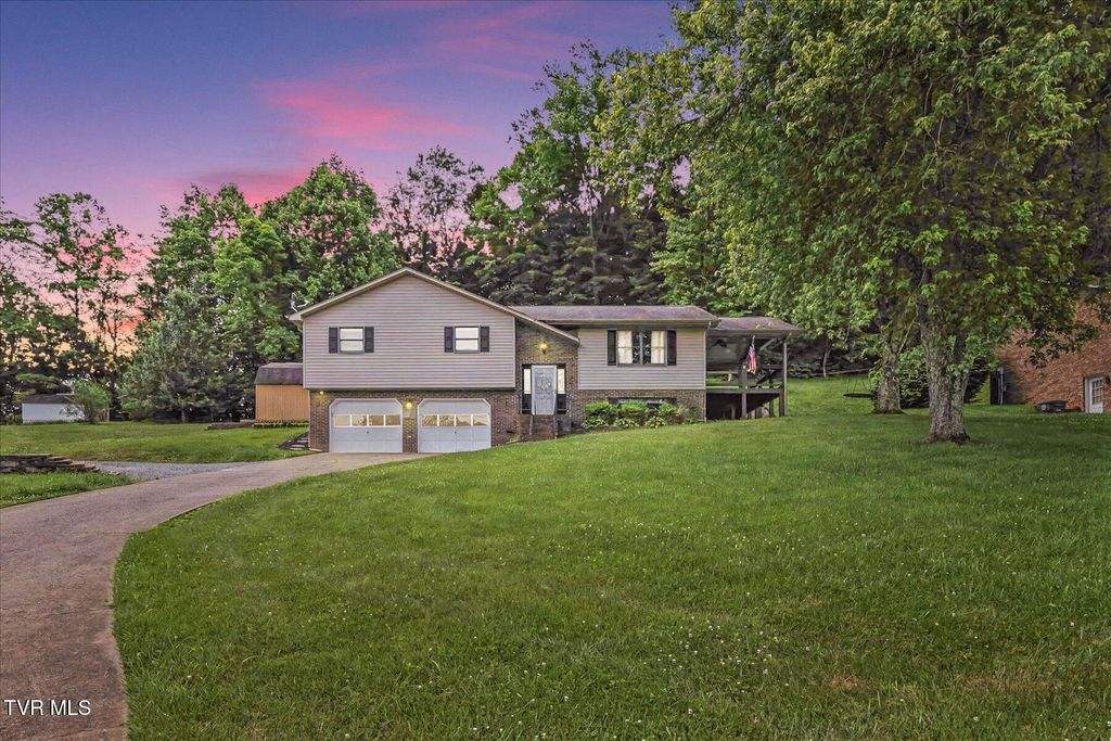 912 South Sherbrooke Circle, Mount Carmel, TN 37645