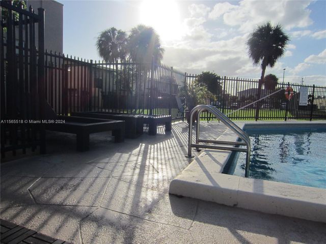 10 SW 108th Ave E8, Sweetwater, FL 33174