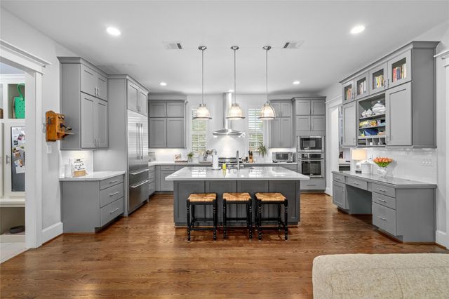 1045 Rosepoint Street, Houston, TX 77018
