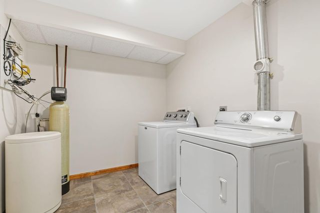 619 1st Avenue SW, Pine Island, MN 55963