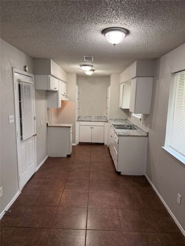 1005 Fairfax Court, Arlington, TX 76015