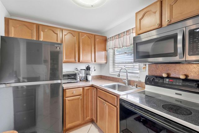1115 Lake Terrace 111, Boynton Beach, FL 33426