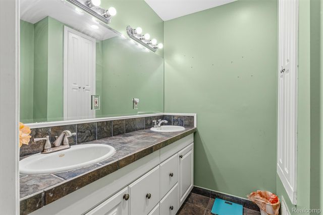 5710 Lake Grove Drive, White Lake Charter Township, MI 48383