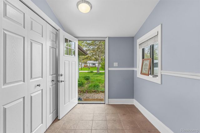 5710 Lake Grove Drive, White Lake Charter Township, MI 48383