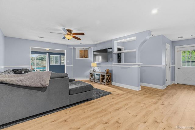 5710 Lake Grove Drive, White Lake Charter Township, MI 48383