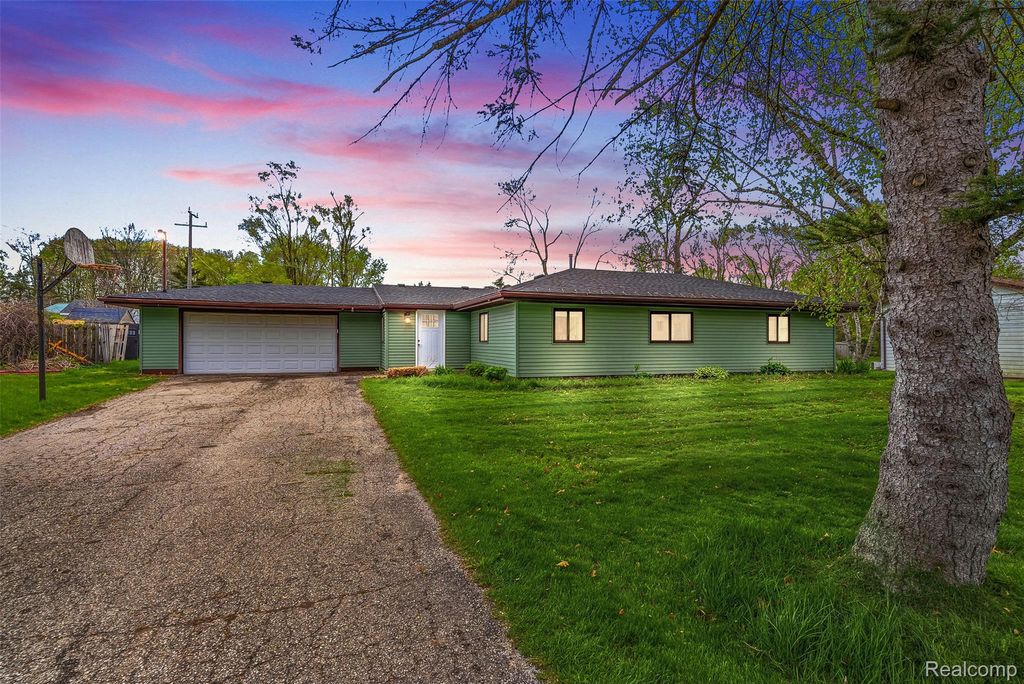 5710 Lake Grove Drive, White Lake Charter Township, MI 48383