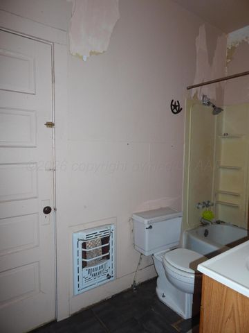 1004 Childress Street, Wellington, TX 79095