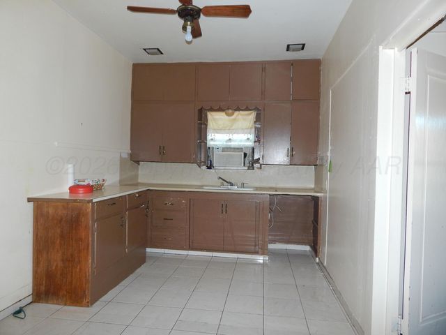 1004 Childress Street, Wellington, TX 79095