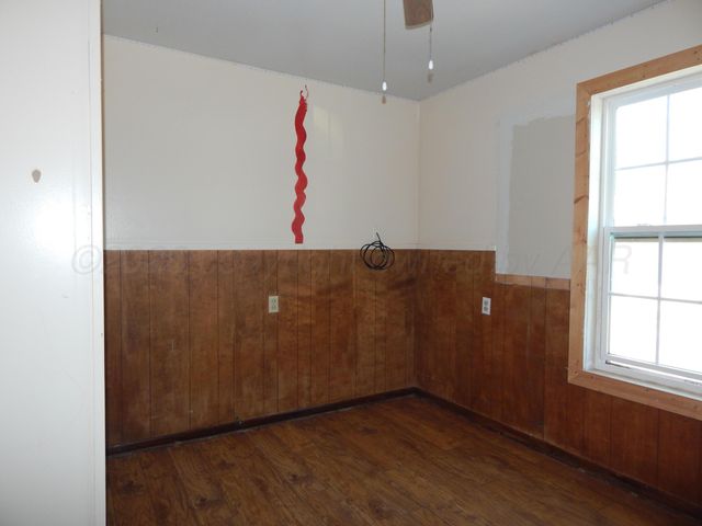 1004 Childress Street, Wellington, TX 79095