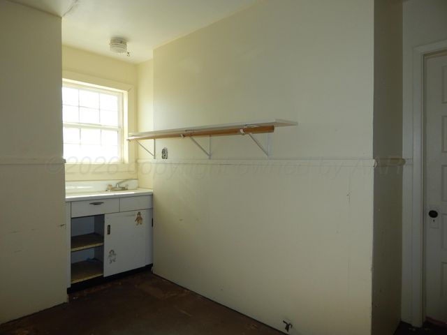 1004 Childress Street, Wellington, TX 79095