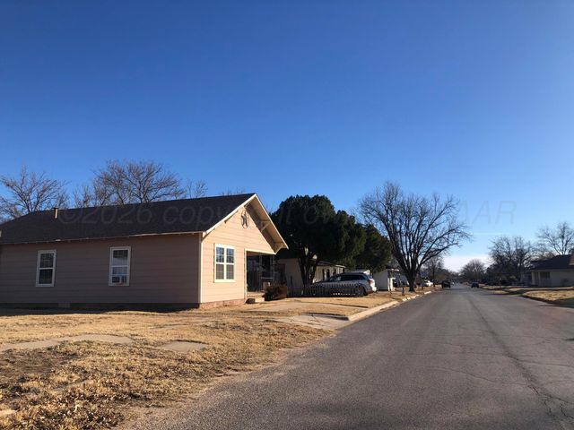 1004 Childress Street, Wellington, TX 79095