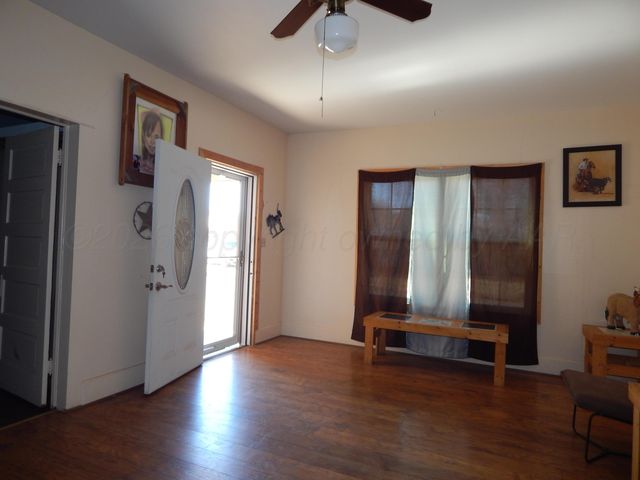 1004 Childress Street, Wellington, TX 79095