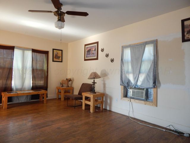 1004 Childress Street, Wellington, TX 79095