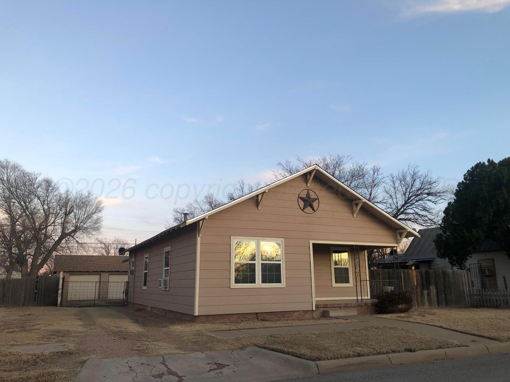1004 Childress Street, Wellington, TX 79095