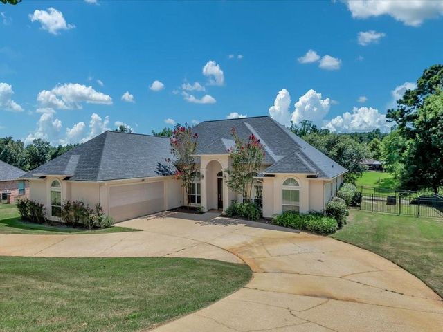 300 Spring Creek Drive, Nacogdoches, TX 75965