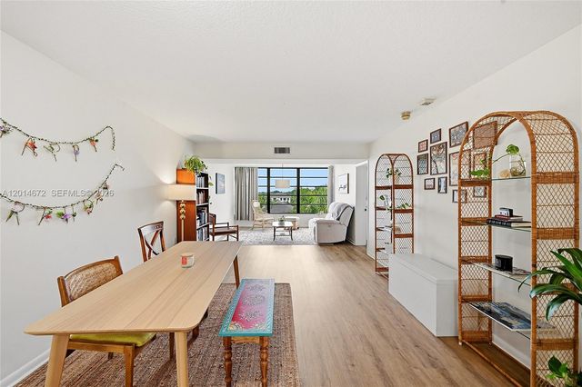 3640 Whitehall Drive 406, West Palm Beach, FL 33401