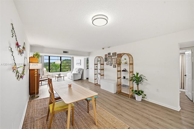3640 Whitehall Drive 406, West Palm Beach, FL 33401