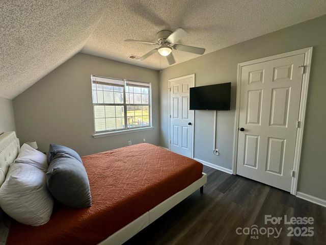 9501 Pondside Lane, Charlotte, NC 28213