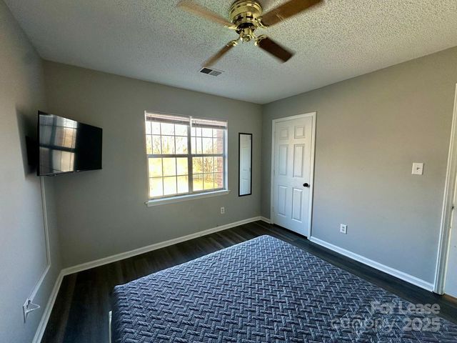 9501 Pondside Lane, Charlotte, NC 28213