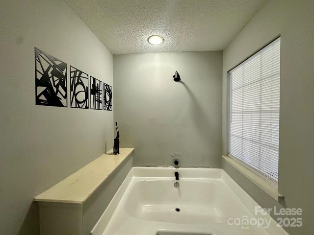 9501 Pondside Lane, Charlotte, NC 28213