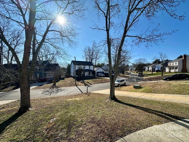 9501 Pondside Lane, Charlotte, NC 28213