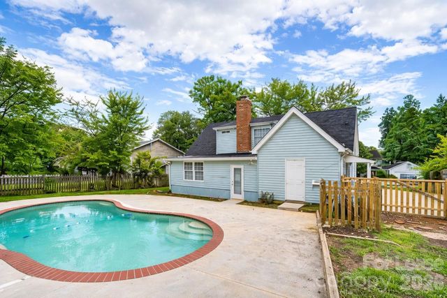 9501 Pondside Lane, Charlotte, NC 28213