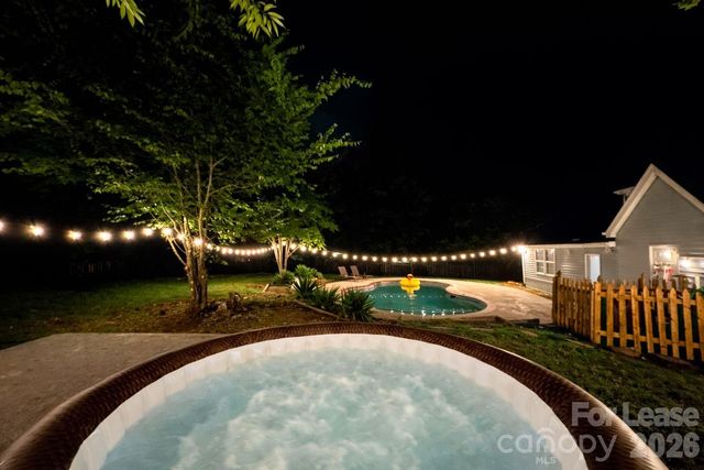 9501 Pondside Lane, Charlotte, NC 28213