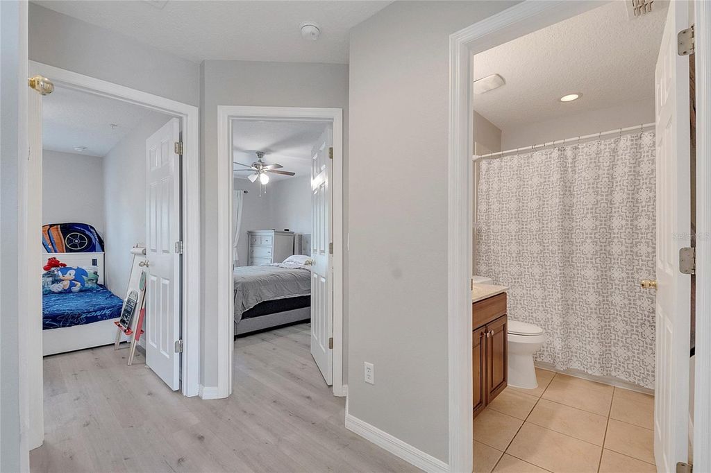 Image 32 of property listing at 9454 SILVER BUTTONWOOD STREET, Orlando, FL 32832