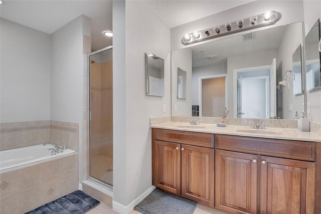 Image 40 of property listing at 9454 SILVER BUTTONWOOD STREET, Orlando, FL 32832
