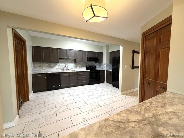 43000 12 Oaks Crescent Drive 2033, Novi, MI 48377