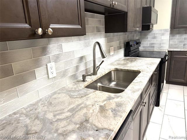 43000 12 Oaks Crescent Drive 2033, Novi, MI 48377