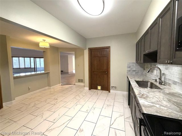 43000 12 Oaks Crescent Drive 2033, Novi, MI 48377