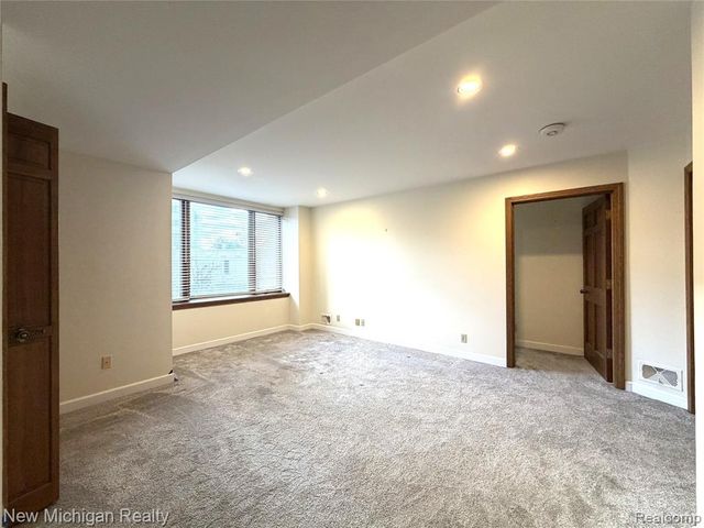 43000 12 Oaks Crescent Drive 2033, Novi, MI 48377