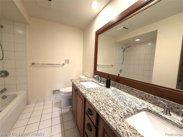 43000 12 Oaks Crescent Drive 2033, Novi, MI 48377