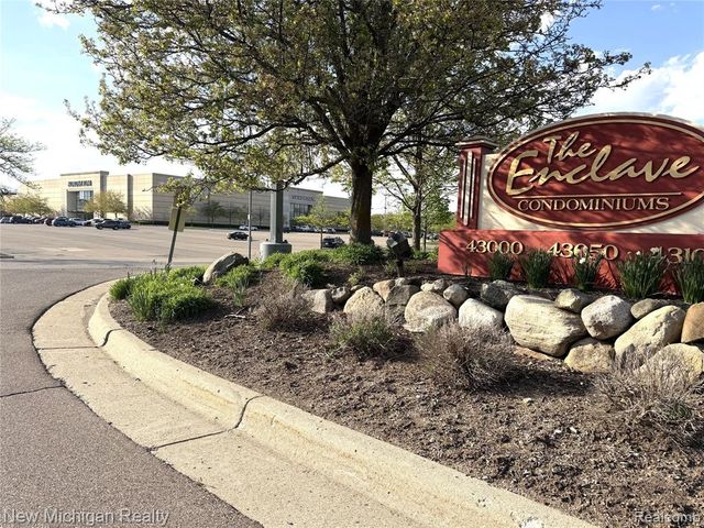 43000 12 Oaks Crescent Drive 2033, Novi, MI 48377