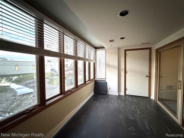 43000 12 Oaks Crescent Drive 2033, Novi, MI 48377