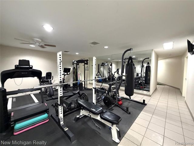 43000 12 Oaks Crescent Drive 2033, Novi, MI 48377