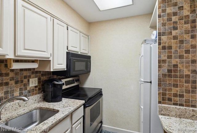 43000 12 Oaks Crescent Drive 2033, Novi, MI 48377