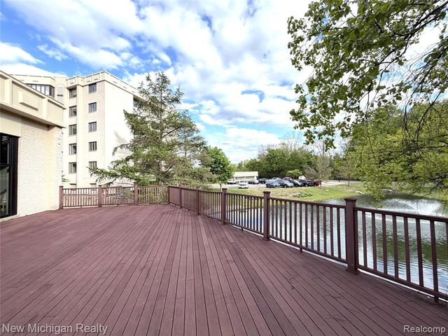 43000 12 Oaks Crescent Drive 2033, Novi, MI 48377