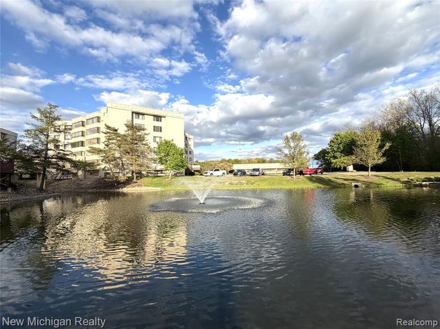 43000 12 Oaks Crescent Drive 2033, Novi, MI 48377