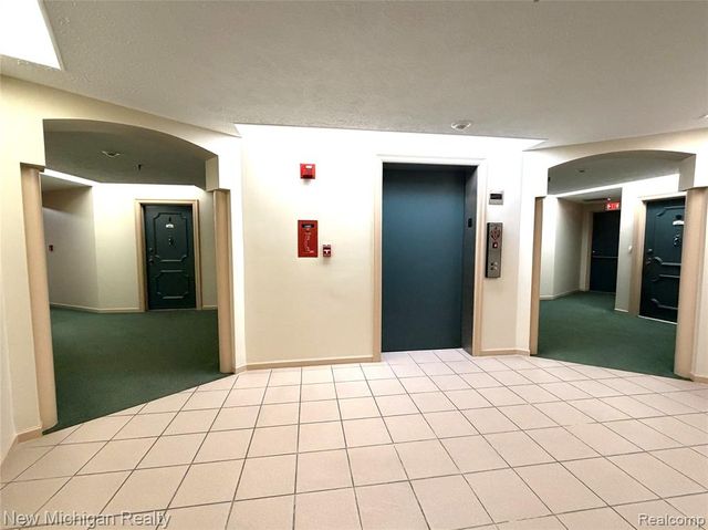 43000 12 Oaks Crescent Drive 2033, Novi, MI 48377