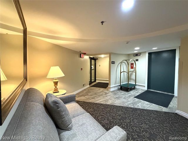 43000 12 Oaks Crescent Drive 2033, Novi, MI 48377