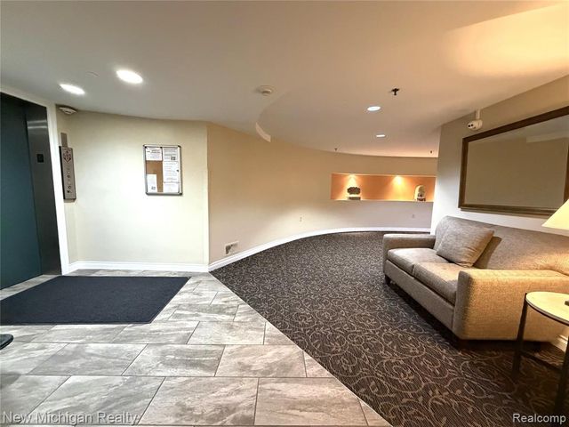 43000 12 Oaks Crescent Drive 2033, Novi, MI 48377
