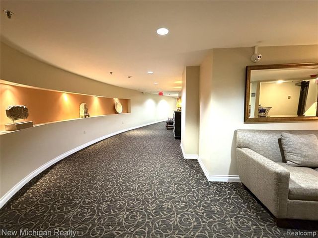 43000 12 Oaks Crescent Drive 2033, Novi, MI 48377