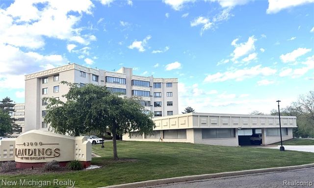 43000 12 Oaks Crescent Drive 2033, Novi, MI 48377