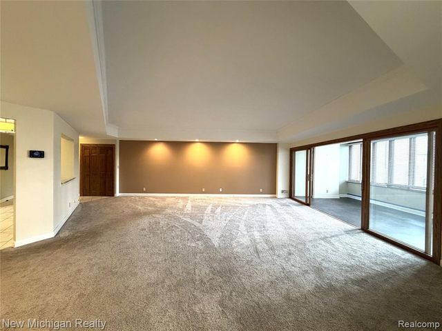 43000 12 Oaks Crescent Drive 2033, Novi, MI 48377