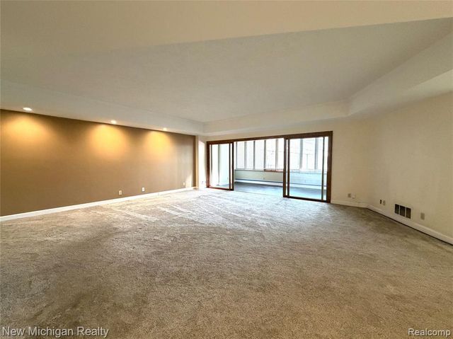 43000 12 Oaks Crescent Drive 2033, Novi, MI 48377
