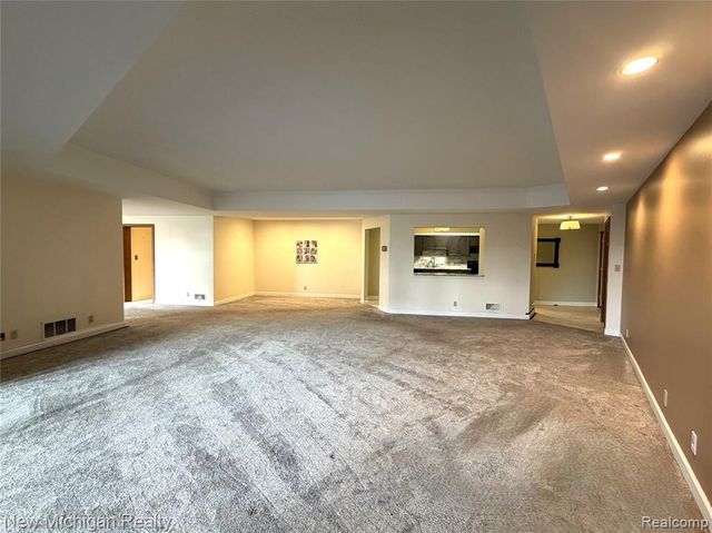 43000 12 Oaks Crescent Drive 2033, Novi, MI 48377