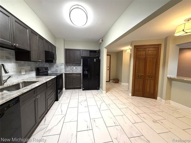 43000 12 Oaks Crescent Drive 2033, Novi, MI 48377