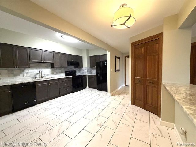 43000 12 Oaks Crescent Drive 2033, Novi, MI 48377